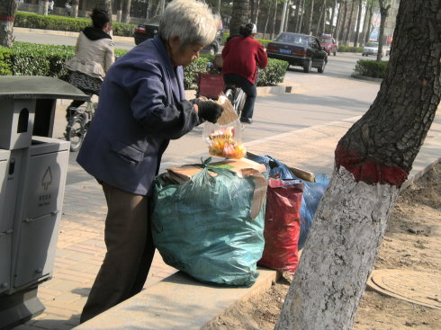 老人捡垃圾回家街头巷尾，老人捡垃圾背后的故事