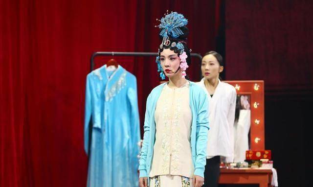 女子看京剧发现后排坐着洪秀柱
